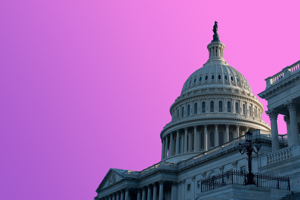 Edificio del capitolio de los Estados Unidos con un cielo rosa-púrpura.