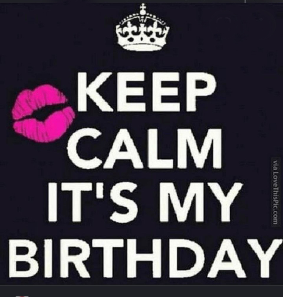 Una corona, un lápiz labial estampado de labios besándose y las palabras &quot;Keep Calm It's My Birthday&quot;.