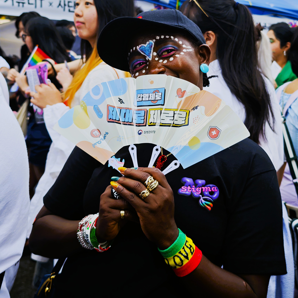 Blogger Eliane holding a fan in front of her face.