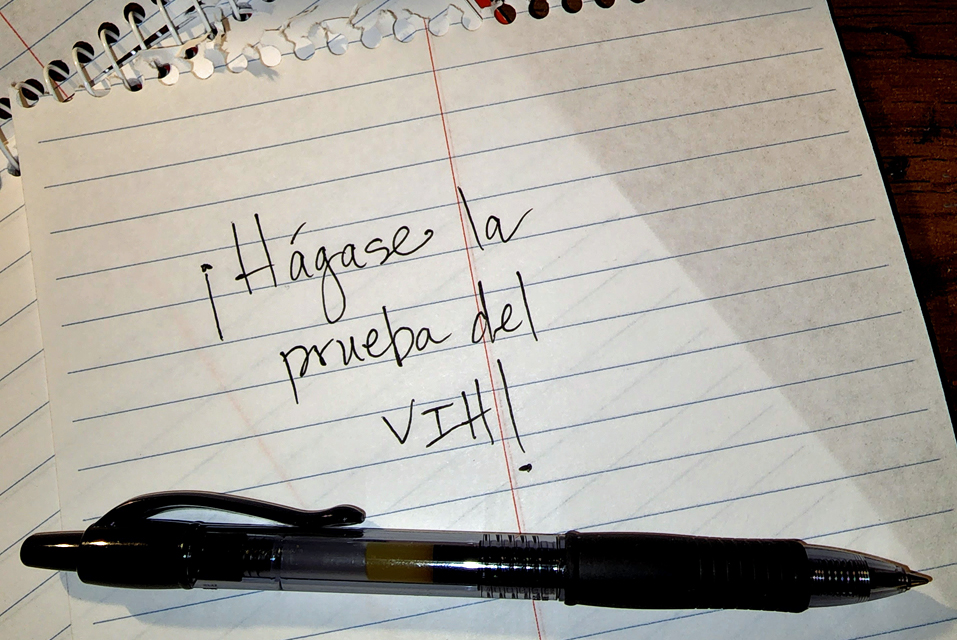 Bloc de notas con las palabras "¡Hágase la prueba del VIH!" escrito en él y un bolígrafo.