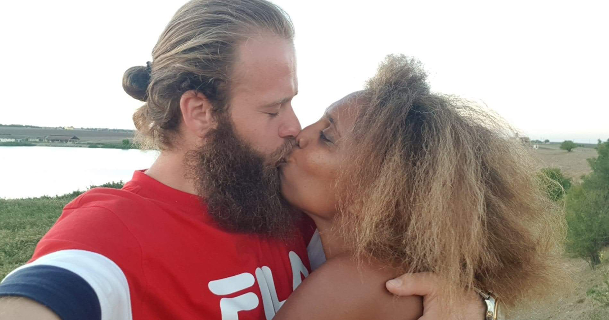 Blogger Louise Vallace and her partner kissing.