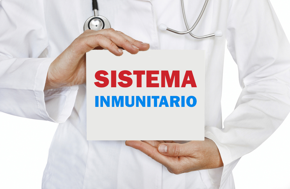 Persona vestida con ropa médica con un cartel que dice &quot;Sistema Inmunitario&quot;.
