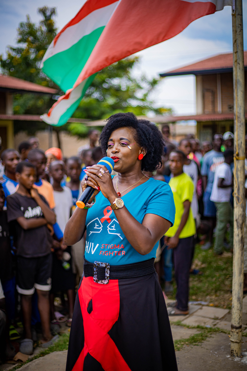 Eliane &quot;HIVstigmafighter&quot; speaking into a microphone.