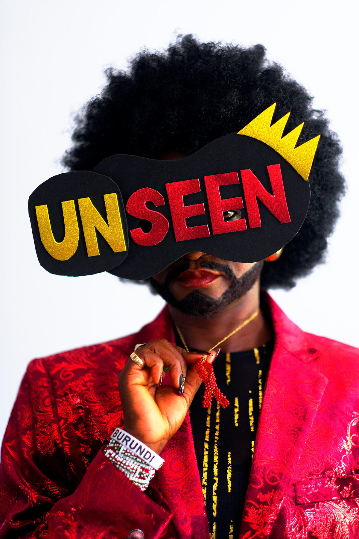 Eliane as Eric the Dragking with a mask over her eyes that reads "Unseen"..