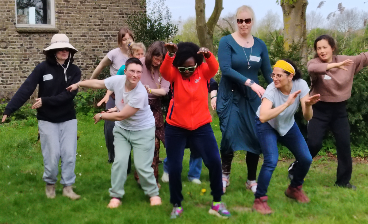 Blogger Eliane ("HIVStigmaFighter") and others exercising outside.