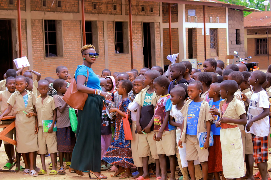 Eliane (HIVstigmafighter) standing with school children.
