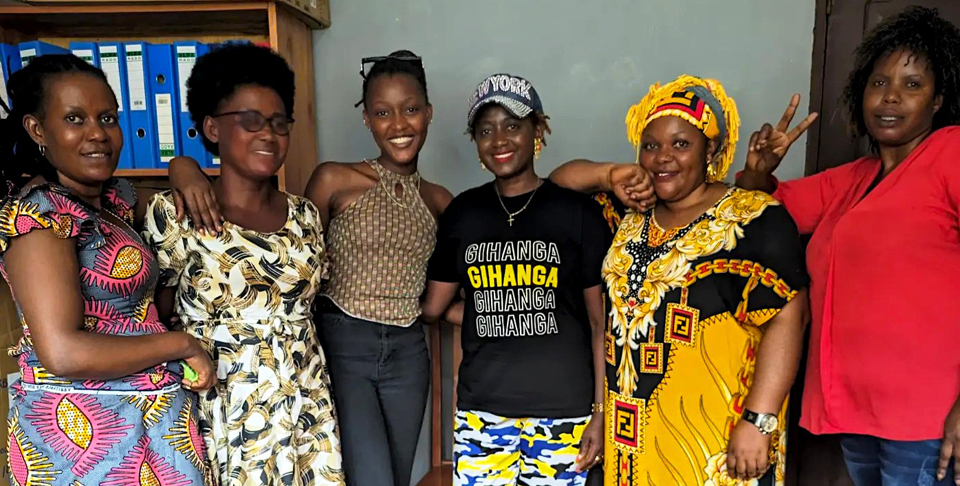 Eliane (HIVstigmafighter) standing with five other women.