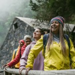 Mujeres caminando en un bosque brumoso.