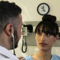 Primer plano de un profesional médico hablando con una paciente.