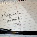 Bloc de notas con las palabras "¡Hágase la prueba del VIH!" escrito en él y un bolígrafo.