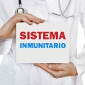 Persona vestida con ropa médica con un cartel que dice "Sistema Inmunitario".
