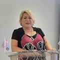 Blogger TSLatina74 at a podium.