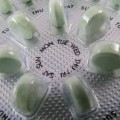 Píldoras anticonceptivas en envase interior transparente con los días impresos.