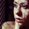 Rostro de mujer con sombras entrecruzadas.