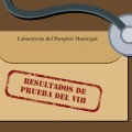 Sobre del hospital con un sello rojo que dice Resultados de la prueba del VIH dentro del borde rojo.