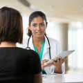 Profesional médico hablando con una mujer.