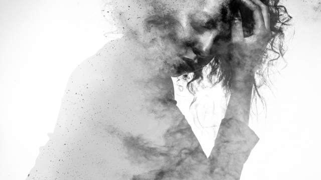 Mujer con los ojos cerrados y la mano en la cabeza, con una doble exposición que simula un efecto de salpicadura de pintura monocromática.