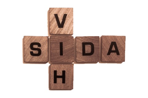 Azulejos de letras en crucigramas que deletrean SIDA y VIH hacia abajo.