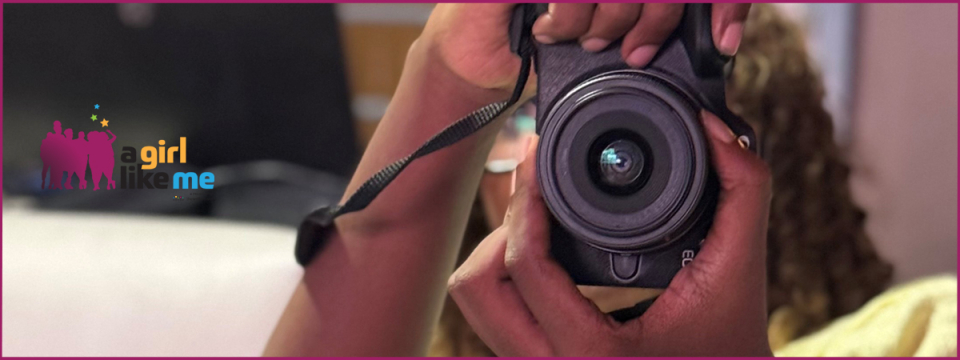 Blogger @mina holding a camera.